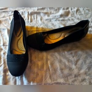 Size 10 Gloria Vanderbilt memory foam heals in black. Classic dressy wedges!